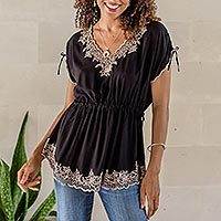 Rayon-Bluse, 'Floral Flirt in Onyx' – Floral bestickte Rayon-Bluse in Onyx aus Bali