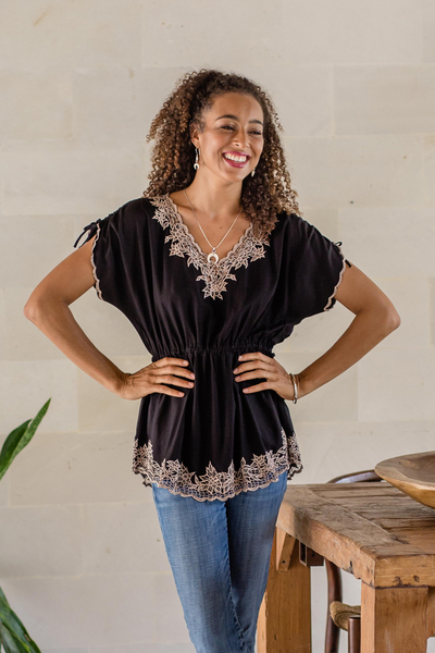 blusa de rayón - Blusa de rayón con bordado floral en Onyx de Bali