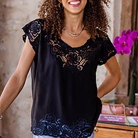 Blusa de rayón, 'Onyx Kusuma' - Blusa de rayón con bordado floral en ónix de Bali