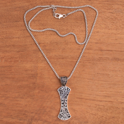 Halskette mit Anhänger aus Sterlingsilber, „Petal Crest“ - Halskette mit floralem Anhänger aus Sterlingsilber aus Java