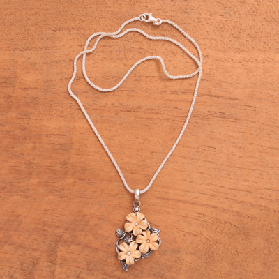 Halskette mit Anhänger aus Sterlingsilber und Knochen, „Plumeria Trio“ – Halskette mit floralem Anhänger aus Sterlingsilber und Knochen aus Java