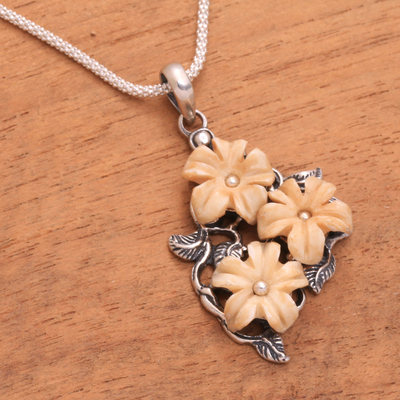 Halskette mit Anhänger aus Sterlingsilber und Knochen, „Plumeria Trio“ – Halskette mit floralem Anhänger aus Sterlingsilber und Knochen aus Java