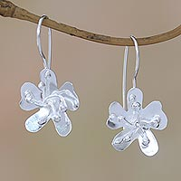 Pendientes colgantes de plata de ley, 'Melati Bloom' - Pendientes colgantes de flores de plata esterlina de Bali
