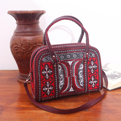 Handtasche aus Baumwolle, 'Banda Ruby'. - Handbestickte Baumwollhandtasche in Rubin und Weiß aus Bali, handbestickt