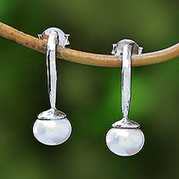 Pendientes colgantes de perlas cultivadas, 'Goddess Teardrops' - Pendientes colgantes de perlas cultivadas blancas de Bali