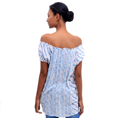 Schulterfreie Rayon-Bluse „Azure Helix“ – Schulterfreie Rayon-Bluse mit Helix-Motiv aus Bali