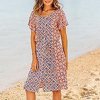 Rayon-A-Linien-Kleid „Kelud Crisscross“ – A-Linien-Kleid aus Rayon mit Chili- und Azurblau-Print aus Bali