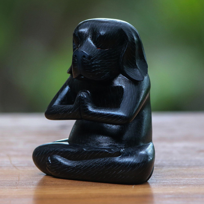 Holzstatuette - Yoga-Beagle-Statuette aus Holz in Schwarz aus Bali