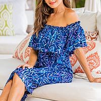 Schulterfreies Kleid aus Batik-Rayon, „Bamboo Batik“ – kurzärmliges Kleid aus Batik-Rayon mit blauem und violettem Bambusmotiv