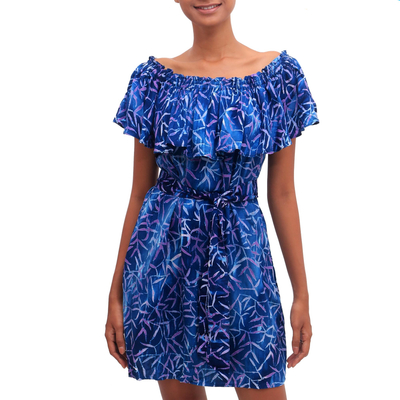 Schulterfreies Kleid aus Batik-Rayon - Blaues und lilafarbenes Batik-Rayon-Kurzarmkleid mit Bambusmotiv
