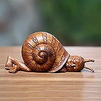 Escultura de madera, 'Slumbering Snail' - Escultura de madera de Suar surrealista con temática de caracol de Indonesia