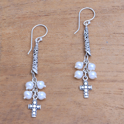 Aretes colgantes de perlas cultivadas - Aretes colgantes con cruz de perlas cultivadas de Bali