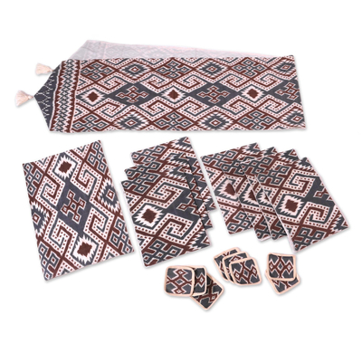 Tischwäsche-Set aus Ikat-Baumwolle, „Jogja Maze“ (Set für 8) – Geometrisches Tischwäsche-Set aus Ikat-Baumwolle aus Java (Set für 8)