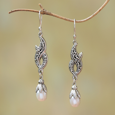 Aretes colgantes de perlas cultivadas - Aretes colgantes de perlas cultivadas y plata esterlina de Bali