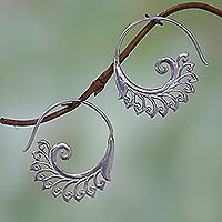 Pendientes de medio aro de plata de primera ley, 'Fronds Unfurled' - Pendientes de medio aro con motivo de hoja elegante de plata de ley