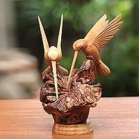 Holzskulptur „Kolibri-Paar“ – handgeschnitzte Kolibri-Skulptur aus Jempinis-Holz aus Bali