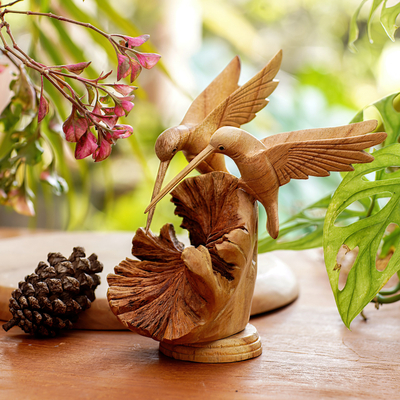 Escultura de madera, 'Pareja de colibríes' - Escultura de colibrí de madera tallada a mano Jempinis de Bali