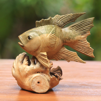 Figura de madera, 'Pez Gourami' - Figura de pez Gourami de madera tallada a mano de Bali