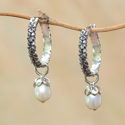 Pendientes colgantes de perlas cultivadas, 'Budding Spirit' - Pendientes colgantes de aro de perlas cultivadas de Bali