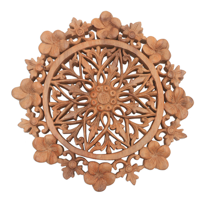 Holzrelief-Platte, 'Plumeria Mandala'. - Florales Mandala Suar-Holzrelief in Bali gefertigt