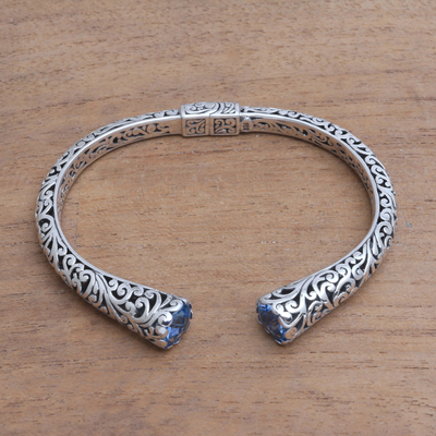 Brazalete de topacio azul - Brazalete tipo brazalete con motivo de volutas de topacio azul y plata esterlina