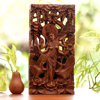 Panel en relieve de madera, 'Sarasvati' - Panel en relieve de madera de Suar del dios hindú Saraswati de Indonesia