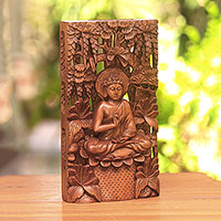 Panel en relieve de madera, 'Buda en la naturaleza' - Panel en relieve de madera de suar tallada a mano de Buda rezando