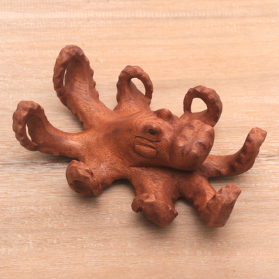 Holzskulptur - Handgeschnitzte Oktopus-Skulptur aus Suar-Holz aus Bali