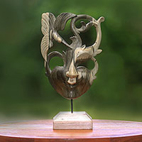 Máscara de madera, 'Bailarina balinesa' - Máscara de madera de hibisco con temática de colibrí de Bali