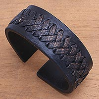 Leder-Manschettenarmband, „Tenacity“ – Schwarzes Leder-Manschettenarmband mit überkreuzten Schnürsenkeln