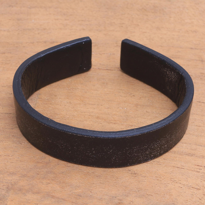 Manschettenarmband aus Leder - Manschettenarmband aus schwarzem Leder mit Distressed-Finish
