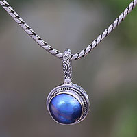 Collar con colgante de perlas cultivadas, 'Round Luxury in Blue' - Collar con colgante de perlas cultivadas azules de Bali