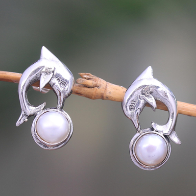 Pendientes colgantes de perlas cultivadas, 'Playful Dolphin' - Pendientes colgantes de perlas cultivadas con delfines de Bali