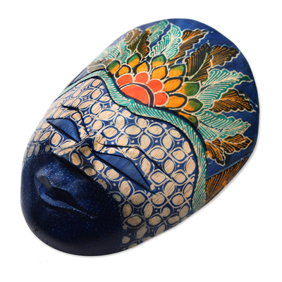 Máscara de madera Batik, 'El Príncipe Azul' - Máscara floral de madera Batik de Java