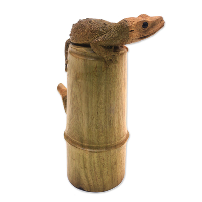 Holzskulptur - Signierte Hibiskusholzskulptur eines Geckos aus Bali