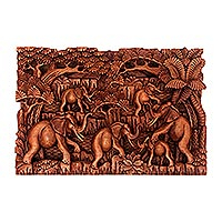 Holzreliefplatte, „Elephant Life“ – Cempaka-Holzreliefplatte mit Elefantenmotiv aus Bali