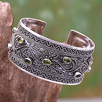 Peridot-Manschettenarmband, „Elegante Schwester“ – Handgefertigtes Peridot-Manschettenarmband aus Bali