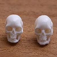 Knochen-Ohrstecker, „Trunyan Skulls“ – Schädelförmige Knochen-Ohrstecker, hergestellt auf Bali