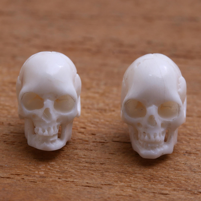 Ohrstecker aus Knochen - Totenkopfförmige Ohrstecker aus Knochen, hergestellt auf Bali