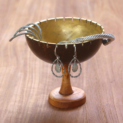 Soporte de joyería de cáscara de coco, 'Golden Cup' - Joyero de concha de coco y madera de albesia de Bali