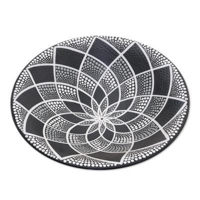Dekorative Schale aus Keramik, 'Symmetrisches Design'. - Dekorative Keramikschale in Schwarz-Weiß aus Bali