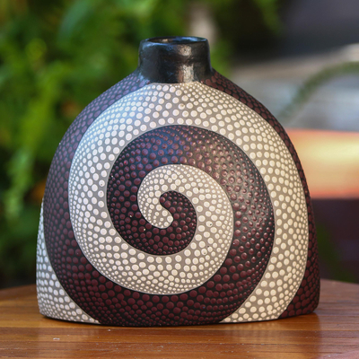 Keramische dekorative Vase, 'Punktierte Spirale'. - Spiralmotiv-Keramik-Dekorvase aus Bali