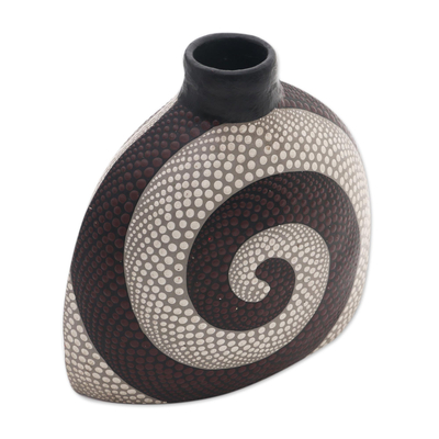 Keramische dekorative Vase, 'Punktierte Spirale'. - Spiralmotiv-Keramik-Dekorvase aus Bali