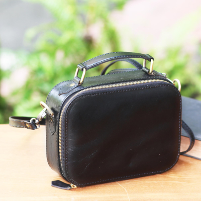 Lederhandtasche, 'Versteckte Lurik in Schwarz'. - Handtasche aus schwarzem Leder mit Riemen und Henkel
