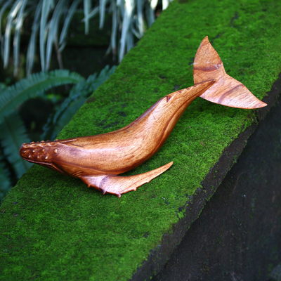 Holzskulptur, 'Grauwal' - Handgeschnitzte Jempinis-Wal-Skulptur aus Bali