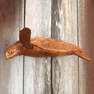 Holz-Wandskulptur, 'Schildkrötenstrom - Handgeschnitzte Holzskulptur einer Meeresschildkröte aus Bali