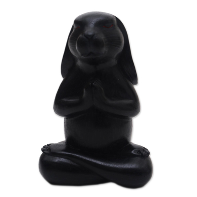 Escultura de madera - Escultura de madera firmada de un conejo rezando en negro