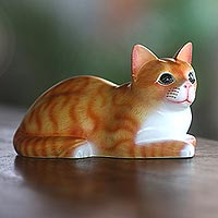 Holzskulptur „Liegende Katze in Orange“ – Signierte Holzskulptur einer liegenden Katze in Orange aus Bali
