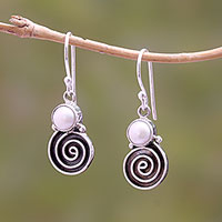 Pendientes colgantes de perlas cultivadas, 'Spiral Moon' - Pendientes colgantes de perlas cultivadas con patrón en espiral de Bali
