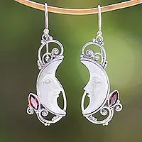 Pendientes colgantes de granate, 'Glittering Crescents' - Pendientes colgantes de luna creciente de granate y hueso de Bali